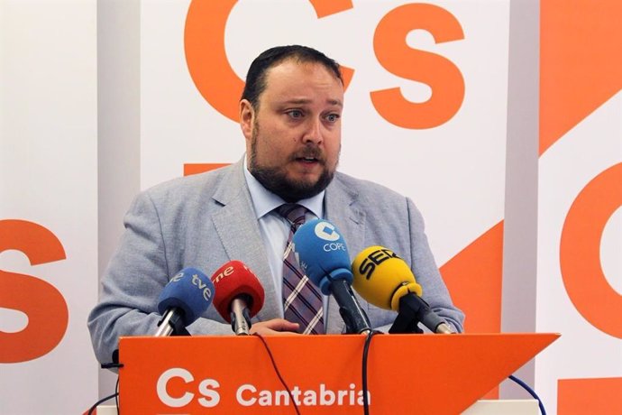 Rubén Gómez, diputado nacional de Cs por Cantabria, en rueda de prensa en la sede del partido