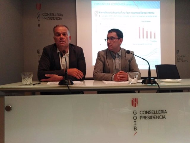 El conseller de Modelo Económico, Turismo y Trabajo, Iago Negueruela (derecha), ha presentado este lunes las previsiones de crecimiento del PIB de Baleares en 2020.