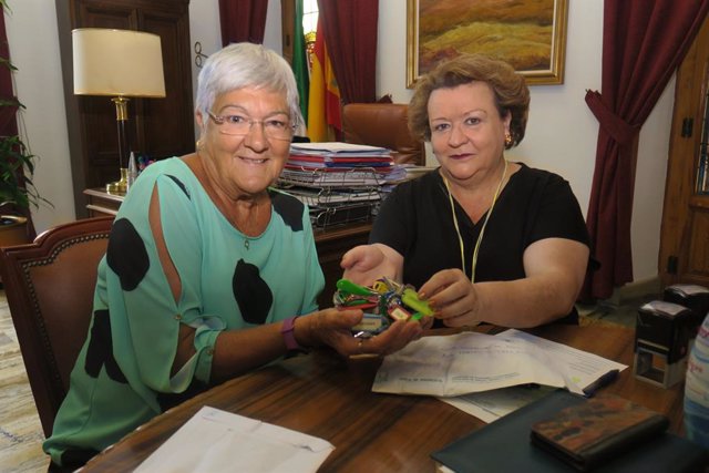 Ana Quílez y Pilar Parra tras la firma de la cesión