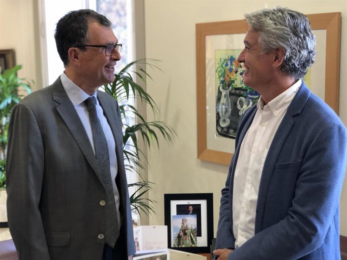 El alcalde de Murcia, José Ballesta, acompañado del concejal de Desarrollo Urbano y Modernización de la Administración, José Guillén, recibió esta mañana al presidente de la Asociación Española de Parques y Jardines Públicos (PARJAP), Francisco Bergua
