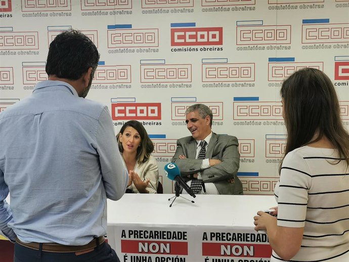 La diputada de Galicia en Común Yolanda Díaz en una rueda de prensa tras reunirse con técnicos de enfermería.