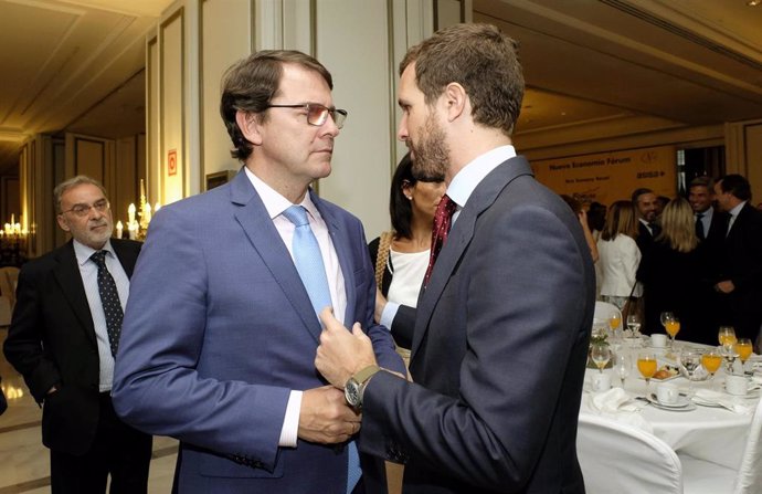 El presidente de la Junta de Castilla y León, Alfonso Fernández Mañueco, conversa con el líder del PP, Pablo Casado, en el desayuno informativo de Nueva Economía Fórum de este lunes.