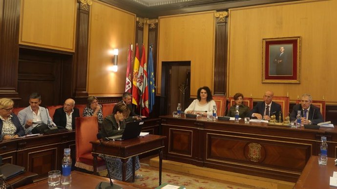 El alcalde de León, José Antonio Diez, preside el pleno extraordinario de este lunes del Ayuntamiento de León.