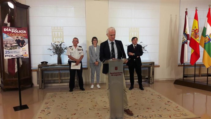 El alcalde de Logroño, el delegado del Gobierno en La Rioja y el jefe superior de Policía en la comunidad han presentado los actos del Día de la Policía Nacional, que se van a celebrar en la capital riojana del 18 al 25 de septiembre