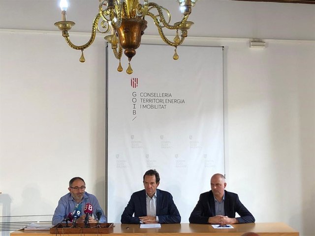 (I-D) El Representante De La UTE Ayesa-Gsix, Sebastià Ribot; El Conseller De Movilidad Y Vivienda, Marc Pons; Y El Director General De Movilidad, Jaume Mateu.