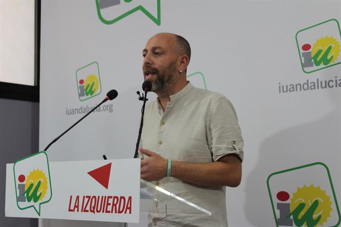 El portavoz de IU Andalucía y coordinador de la Comisión Colegiada, Ernesto Alba, en rueda de prensa