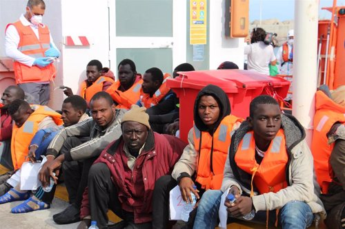 La embarcación de Salvamento Marítimo Alcor recoge a 50 inmigrantes subsaharianos que habían llegado de madrugada a las Islas Chafarinas, en un patera compuesta por 3 menores, 10 mujeres y 37 hombres .