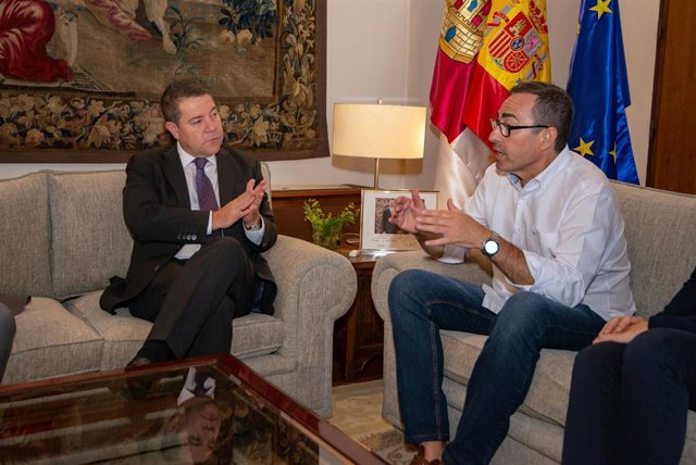El presidente regional, Emiliano García-Page, y el secretario regional de CCOO, Paco de la Rosa.