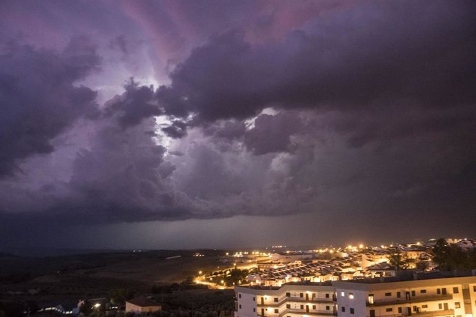 Vista de la tormenta derivada de la gota fría desde la localidad de Estepa