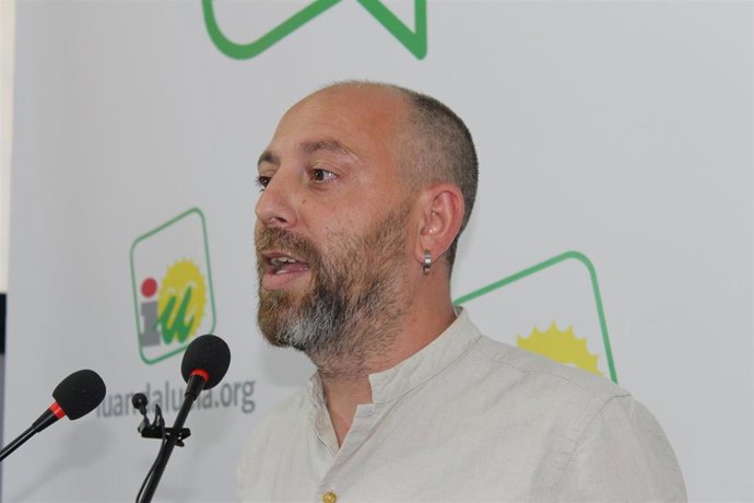 El portavoz de IU Andalucía y coordinador de la Comisión Colegiada, Ernesto Alba, durante la rueda de prensa