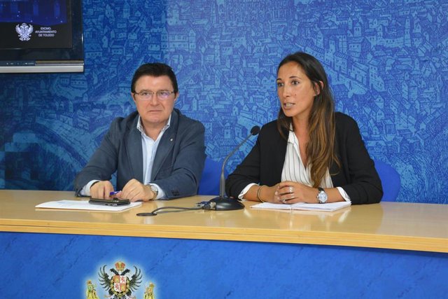 El concejal de Cultura, Teo García, y la directora del proyecto de Acciones Producciones y Diseño, Sheila Menéndez, presenta el espectáculo audiovisual 'Un Toledo de leyenda'.