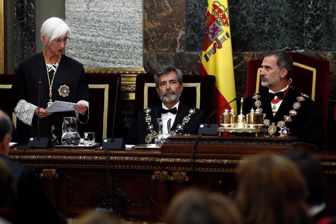 El rey Felipe VI, junto al presidente del Consejo General del Poder Judicial (CGPJ), Carlos Lesmes (d), escucha la intervención de la fiscal general del Estado, María José Segarra (i), en el acto de apertura del año judicial