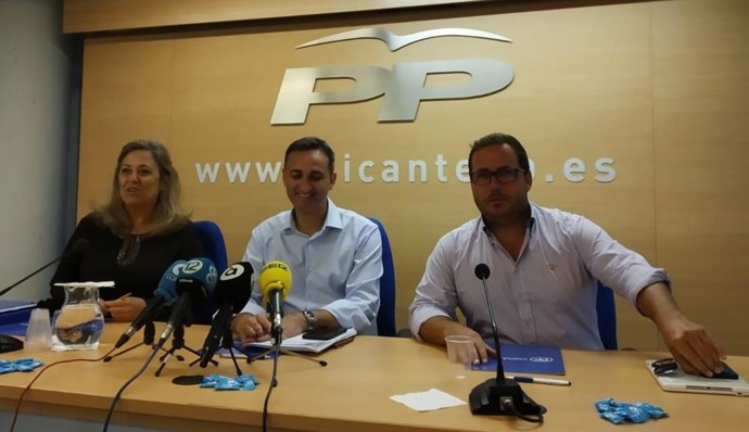 Macarena Montesinos, César Sánchez y Agustín Almodóvar, este lunes.