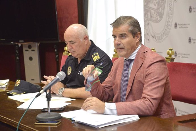 El jefe de Policía Local, José Manuel Avilés, y el concejal de Seguridad Ciudadana y Movilidad, César Díaz
