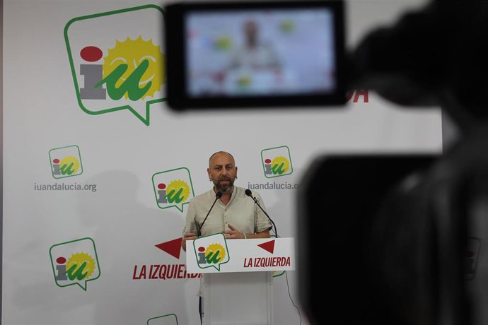 El portavoz de IU Andalucía y coordinador de la Comisión Colegiada, Ernesto Alba, en rueda de prensa