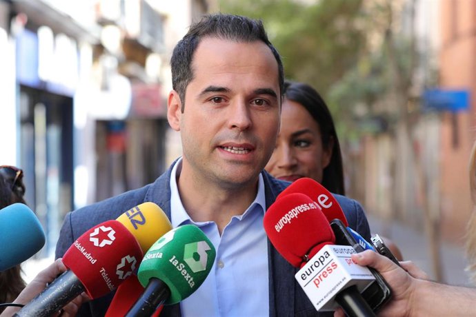 El vicepresidente de la Comunidad de Madrid, Ignacio Aguado, atiende a los medios tras su visita a la calle Topete en el barrio de Bellas Vistas tras la aprobación de la instalación de cámaras de seguridad.