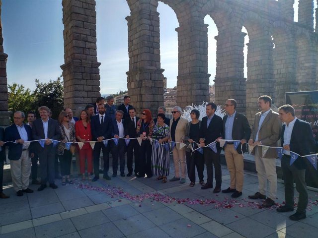 Autoridades y personalidades en la inauguración del Hay Festival 2019, con la presencia en el centro de la alcaldesa de Segovia, Clara Luquero, acompañada (a su derecha) por la directora del festival y el viceconsejero de Cultura.