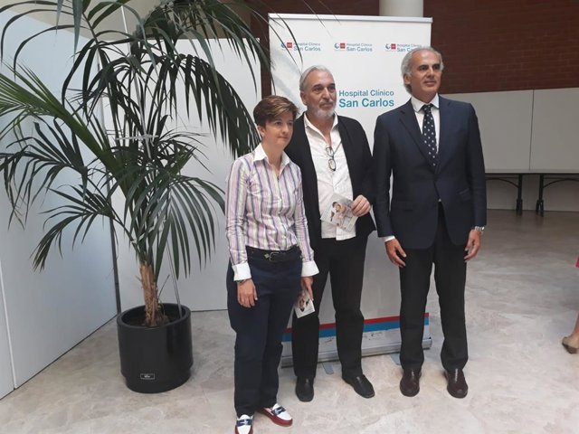 El consejero de Sanidad, Enrique Ruiz Escudero, tras la presentación de la guía para familiares en duelo por suicidio.