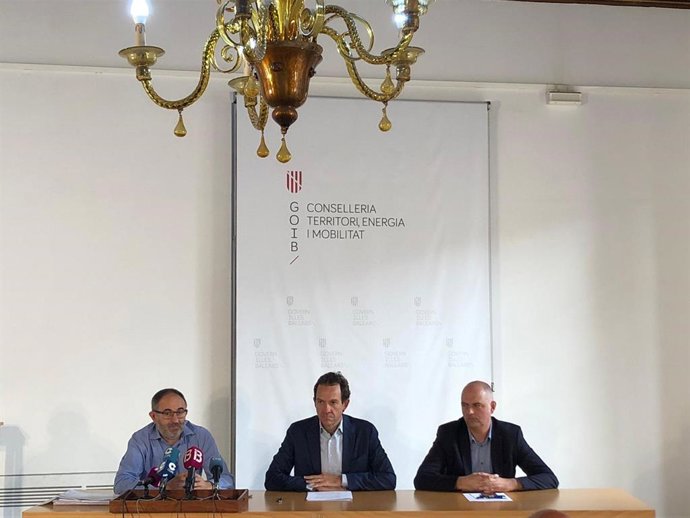 (I-D) El Representante De La UTE Ayesa-Gsix, Sebasti Ribot; El Conseller De Movilidad Y Vivienda, Marc Pons; Y El Director General De Movilidad, Jaume Mateu.