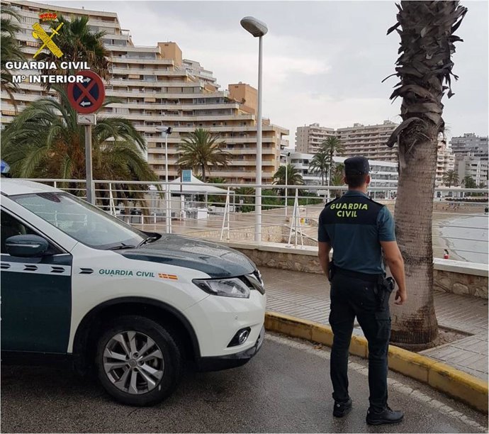 Uno agente ante el Paseo Marítimo de Calp.