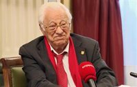 El padre Ángel visita la capilla ardiente de Camilo Sesto y recuerda su Padre Nuestro para el Papa