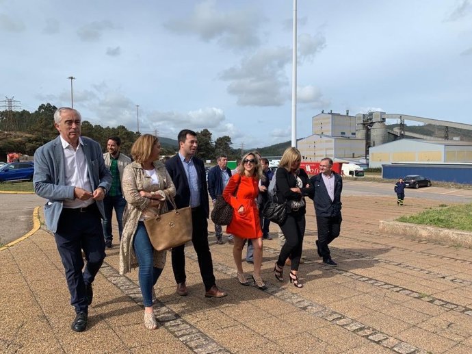 El líder del PSdeG, Gonzalo Caballero, en el centro, durante la visita a Alcoa