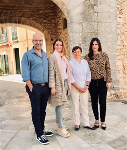 La 'popular' Margalida Prohens (segona per la dreta) visita els municipis afectats pel temporal.