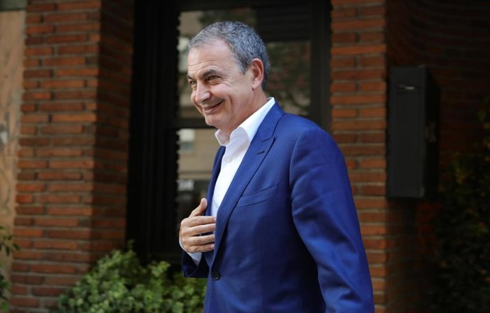 El expresidente del Gobierno, José Luis Rodríguez Zapatero, sale de un restaurante de Madrid un día después de que se conociese que la Unidad Central Operativa (UCO) de la Guardia Civil acusa al Gobierno que el presidía de elaborar un decreto para enriq