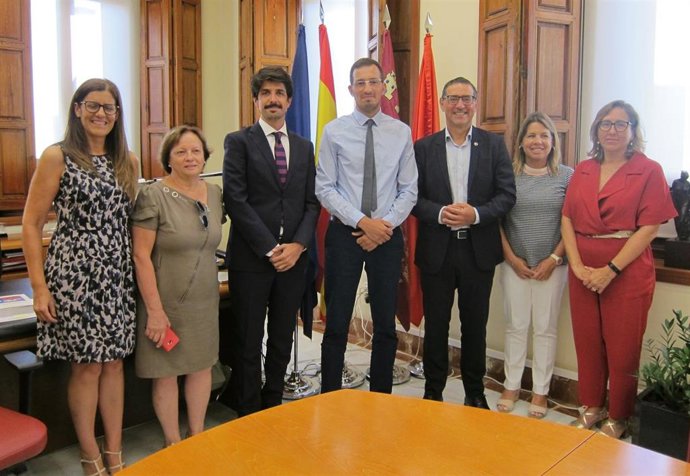 Rakif Khellaf, representante del Centro Universitario Morsli Abdellah de Tipaza, y José Luján, rector de la UMU, con el resto de equipo de la UMU tras la firma del convenio