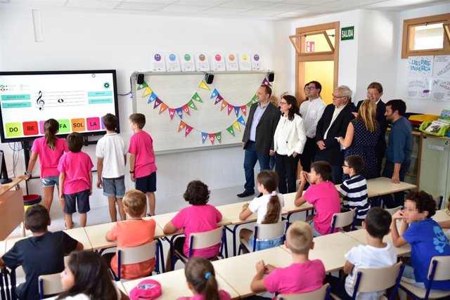 Alumnos de primaria del centro de Educación Infantil y Primaria en el CEIP, en clase de música, colocan las notas en el pentagrama con una pizarra digital, durante la vista de miembros del Gobierno de la Generalitat Valenciana y el ayuntamiento de Valenci