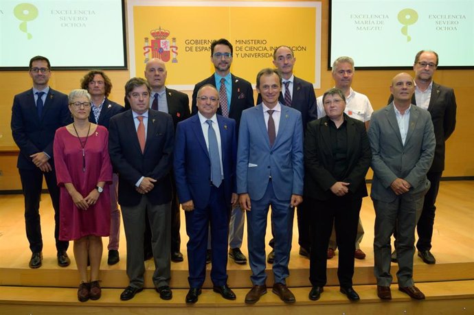 El ministro de Ciencia, Innovación y Universidades en funciones, Pedro Duque, con representantes de los centros y unidades de investigación que han recibido acreditaciones Severo Ochoa y María de Maeztu.