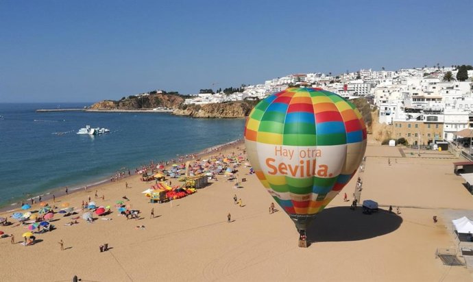 Globo de la campaña 'Hay otra Sevilla' en Albufeira