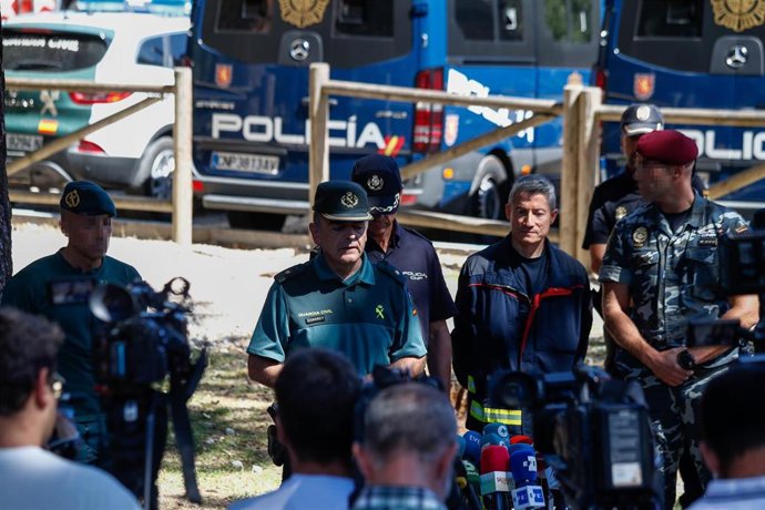 El Comandante de la Guardia Civil, José Sierra (2i), el comisario jefe de la UDYCO, José Antonio Rodríguez (3i) y el jefe del dispositivo de Bomberos que está trabajando en la búsqueda (4i), en rueda de prensa ante los medios de comunicación, para infor