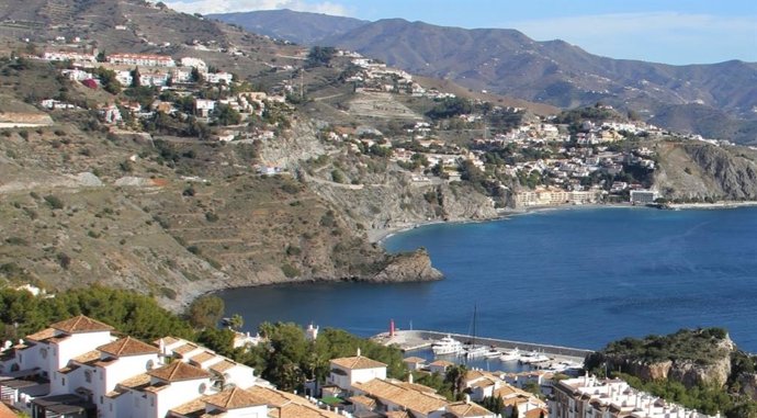 Acantilado entre la playa de El Muerto y Marina del Este, en Almuñécar