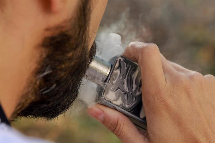 Un hombre vapeando.