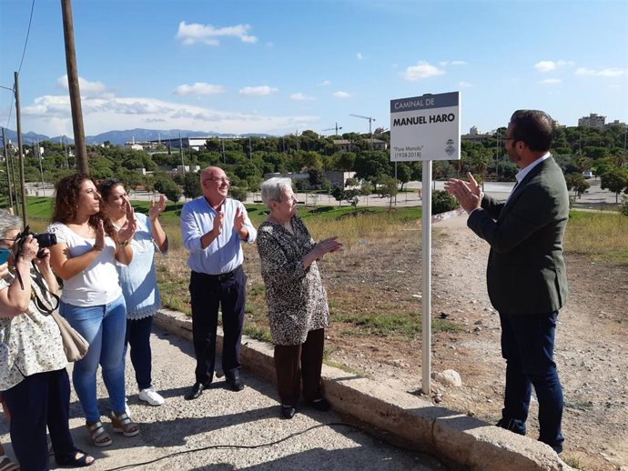 Placa del paseo 'Manuel Haro', conocido como 'Padre Manolo', en el barrio de Son Cotoner de Palma.