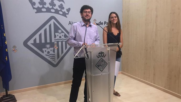 El regidor de Participación Ciutadana, Alberto Jarabo y la directora general de Participació ciutadana, Cludia Costa.