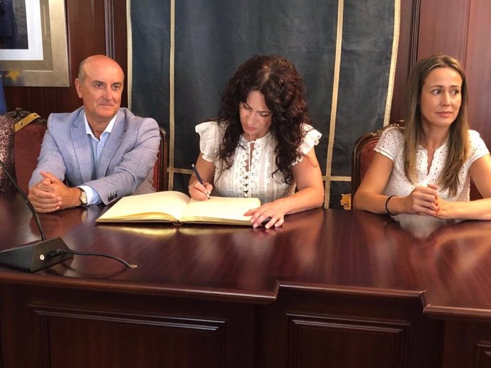 La consejera de Igualdad, Rocío Ruiz, firma en el Libro de Honor del Ayuntamiento de Lepe, que ha visitado este lunes.