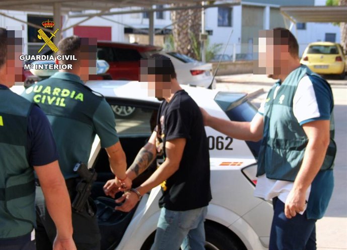 Agentes de la Guardia Civil con uno de los detenidos por robo con violencia en San Pedro