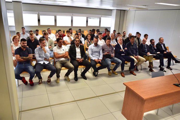 Algunos de los jugadores y técnicos de los esquipos de fútbol, Real Zaragoza y el Levante UD en 2011, se sientan en el banquillo en la primera jornada del juicio por el presunto amaño del partido de fútbol  Levante-Zaragoza de 2011.