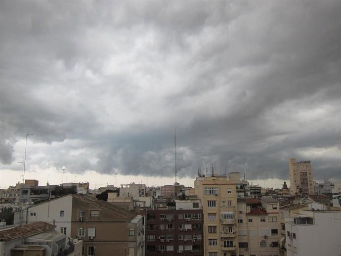 Tormenta, lluvia y nubes en Valncia              