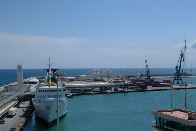 Puerto de Melilla con ferry durante el día