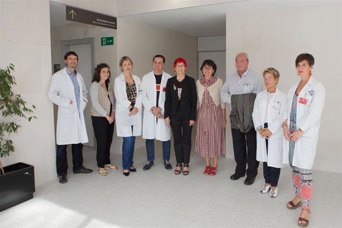 La consejera de Salud, Santos Induráin, en la visita al centro de salud mental de Estella.