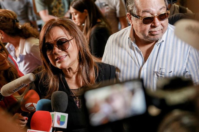 La cantante Ángela Carrasco visita la capilla ardiente de Camilo Sesto, instalada en la sede de la SGA, un día después de su fallecimiento, el 8 de septiembre de 2019.