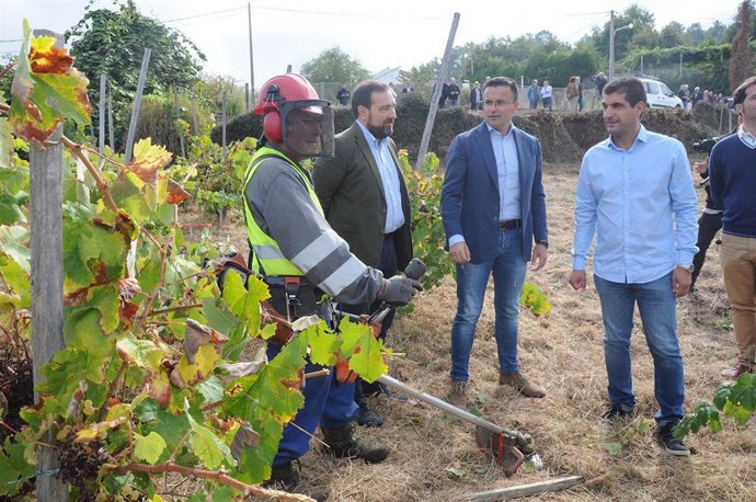 El conselleiro de Medio Rural, José González, visita Cenlle.