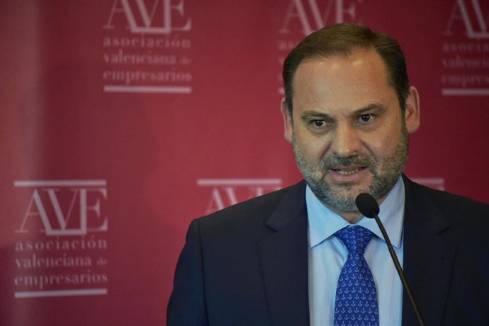 El ministro de Fomento en funciones, José Luis Ábalos, en rueda de prensa antes de asistir a un almuerzo-coloquio de la Asociación Valenciana de Empresarios (AVE).