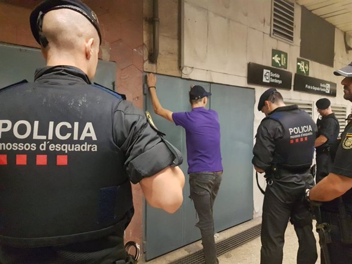 Agents de Mossos d'Esquadra i Policia Nacional en un operatiu contra els carteristes en el Metre de Barcelona.