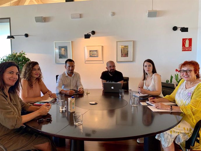 Reunión entre la consellera de Presidencia, Cultura  e Igualdad del Govern, Pilar Costa, y el alcalde de Ibiza, Rafa Ruiz.