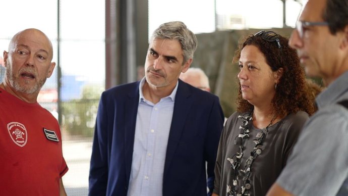 La presidenta del Consell de Mallorca, Catalina Cladera, al Parc de Bombers d'Alcúdia, dins de la seva visita al municipi.