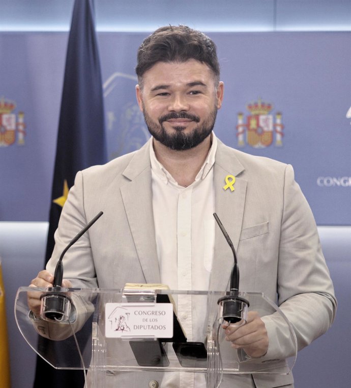 El portavoz de ERC en el Congreso de los Diputados, Gabriel Rufián ofrece una rueda de prensa a los medios de comunicación tras su reunión con el  PSOE dentro de la nueva ronda de encuentros previos a la investidura del candidato socialista.